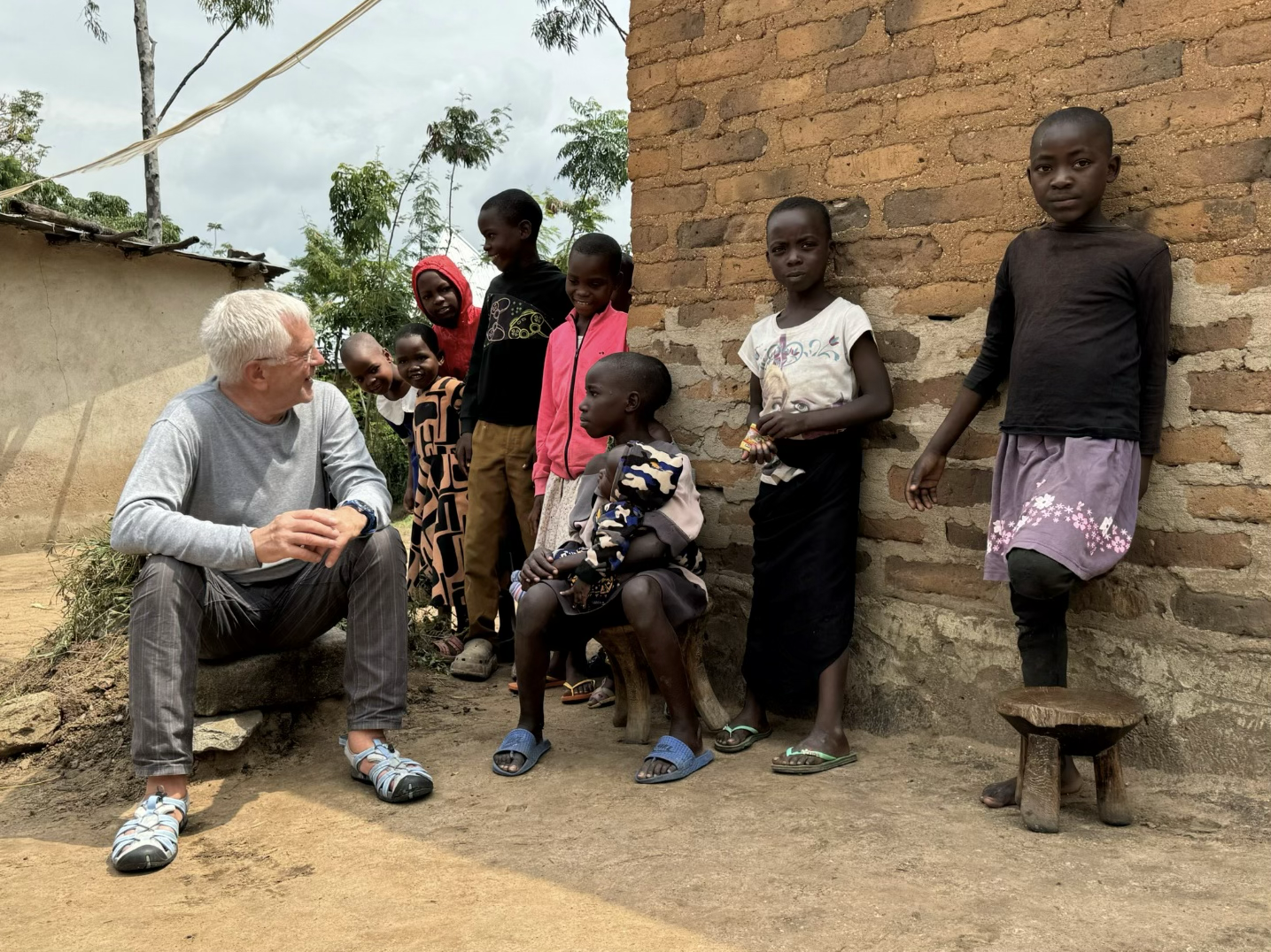 Holger Hoppe mit Kindern in Tansania